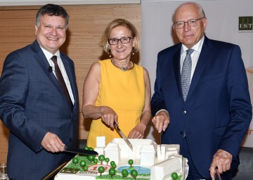 10 Jahre IST Austria in Klosterneuburg: Präsident Thomas Henzinger, Landeshauptfrau Johanna Mikl-Leitner und Claus Raidl, Vorsitzender des Kuratoriums des IST, mit der Geburtstagstorte (v.l.n.r.)