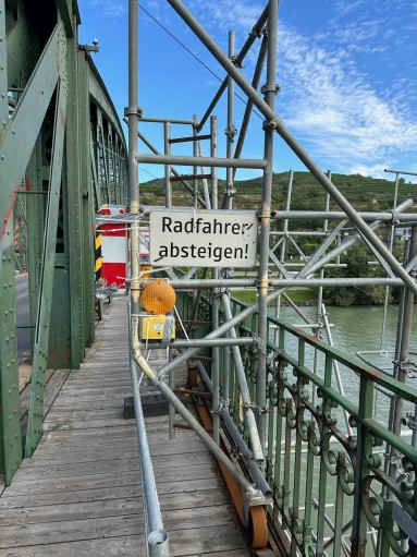 Zustand der Brücke, Schild mit Text 