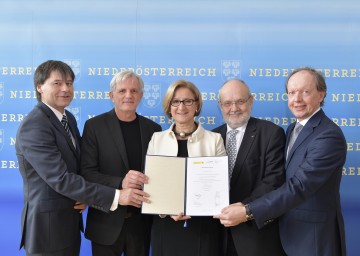 Kooperationsvereinbarung unterzeichnet: Geschäftsführer Josef Berger, Primar Friedrich Riffer, Landeshauptfrau Johanna Mikl-Leitner, Rektor Rudolf Mallinger und Geschäftsführer Andreas Reifschneider (v. l. n. r.).