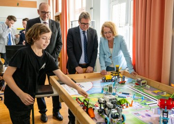 (v.l.n.r.): Tschechiens Bildungs-Minister Mikuláš Bek, Bildungs-Minister Martin Polaschek und Bildungs-Landesrätin Christiane Teschl-Hofmeister besuchten das BG/BRG Hollabrunn