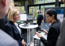 Landeshauptfrau Johanna Mikl-Leitner beim Rundgang durch den Open Space an der Fachhochschule St. Pölten.