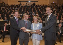 Bürgermeister Stefan Schmuckenschlager, IST Austria Präsident Thomas A. Henzinger, Landeshauptfrau Johanna Mikl-Leitner und Bundesminister Heinz Faßmann mit der Zeitkapsel für das neue Laborgebäude des IST Austria (v.l.n.r.).