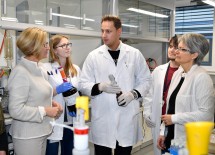 Zu Besuch bei der Seibersdorf Labor GmbH im neuen Technologie- und Forschungszentrums Seibersdorf: Landeshauptfrau Johanna Mikl-Leitner und Landesrätin Petra Bohuslav