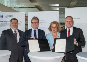 Nach der Unterzeichnung des Kooperationsübereinkommens. Im Bild von links nach rechts: HAK-Direktor Peter Hofbauer, Bildungsminister Martin Polaschek, Landesrätin Christiane Teschl-Hofmeister und Bundesminister Gerhard Karner