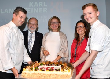 Rudolf Mallinger, Rektor der Karl Landsteiner Privatuniversität, Landeshauptfrau Johanna Mikl-Leitner und Pro-Rektorin Sabine Siegl mit der "Geburtstagstorte" 