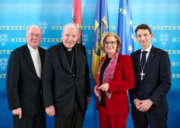 Landeshauptfrau Johanna Mikl-Leitner mit dem St. Pöltner Diözesanbischof Alois Schwarz (1. v. l.), dem Wiener Erzbischof Kardinal Christoph Schönborn (2. v. l.) und dem evangelischen Superintendenten Michael Simmer (1. v. r.).