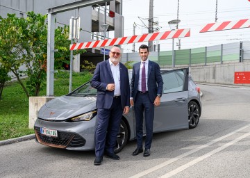 ÖBB CEO Andreas Matthä und LH-Stellvertreter Udo Landbauer informieren über das digitale Zufahrtssystem bei Park&Ride-Anlagen.