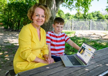 Familien-Landesrätin Christiane Teschl-Hofmeister mit Schüler Tizian.