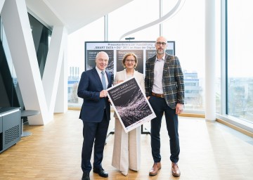 Präsentierten die neue Ausstellung im „Haus der Digitalisierung“: ecoplus-Geschäftsführer Helmut Miernicki, Landeshauptfrau Johanna Mikl-Leitner und Markus Pargfrieder von „Responsive Spaces“ (v. l. n. r.).