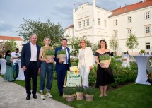 Stadtamtsdirektor Viktor Geyrhofer, Stadtplanerin Daniela Allmeier, Bürgermeister Peter Eisenschenk, Landeshauptfrau Johanna Mikl-Leitner und Landschaftsplanerin Sabine Dessovic.