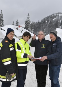 Im Bild von links nach rechts: Bezirksfeuerwehrkommandant Franz Spendlhofer, Bezirkshauptmann Johann Seper, LH-Stellvertreter Stephan Pernkopf und Bürgermeister Fritz Fahrnberger.