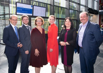 Foto (v.l.n.r.): DI Gernot Kohl, MSc (GF der FH St.Pölten), Klaus Leitner (Absolvent), Landesrätin Christiane Teschl-Hofmeister, Mona-Lisa Riegler (Absolventin), FH Prof- Mag. Petra Ganaus, MSc (Studiengangsleitung), FH Prof. Mag. (FH) Dr.PhDr. Christoph Redelsteiner, MSc (Lehrgangsleitung) freuen sich gemeinsam über den erfolgreichen ersten Durchgang des Studienlehrgangs Gesundheits- und Krankenpflege an der FH St. Pölten und gratulieren recht herzlich.