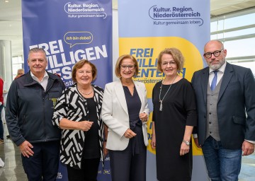 Landesfeuerwehrkommandant Dietmar Fahrafellner, Volkshilfe Bezirksverein Sankt Pölten Vorsitzende Heidemaria Onodi, Landeshauptfrau Johanna Mikl-Leitner, Landesrätin Christiane Teschl-Hofmeister und Hilfswerk NÖ Geschäftsführer Christoph Gleirscher (v.l.n.r) freuen sich auf die sechste Freiwilligenmesse NÖ in St. Pölten