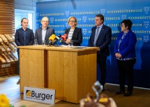 Simon und Franz Burger, Landeshauptfrau Johanna Mikl-Leitner, Wirtschaftskammer NÖ Präsident Wolfgang Ecker und Maria Burger (v.l.n.r.) bei der Pressekonferenz bei der Firma Burger in Rottersdorf.