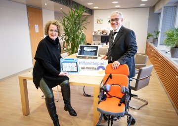 Bildungs-Landesrätin Christiane Teschl-Hofmeister mit Thomas Höbart, Leiter des NÖ Medienzentrums.