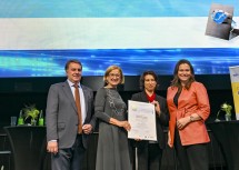 Der Preis für die beste Innovation aus Forschungseinrichtungenging an das AIT Austrian Institute of Technology GmbH (Tulln) mit dem Projekt „Endophyten“: (v.l.) WKNÖ-Präsident Wolfang Ecker, Landeshauptfrau Johanna Mikl-Leitner, Tanja Kostic und Andrea Edelmann, Leiterin der Stabstelle Innovation, Nachhaltigkeit und Umweltschutz bei der EVN AG.