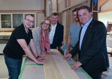 (v.l.) , Produktionsleiter Markus Böhm-Gundacker, Landeshauptfrau Johanna Mikl-Leitner, Bürgermeister Josef Wagner, Mitarbeiter Reinhard Raab und WKNÖ-Präsident Wolfgang Ecker bei der Firma Trikustik aus Rapottenstein.