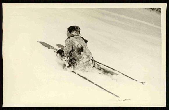 Skifahrer beim Aufstehen nach einem Sturz